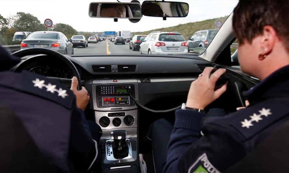 Zwei Polizisten fahren durch eine Rettungsgasse