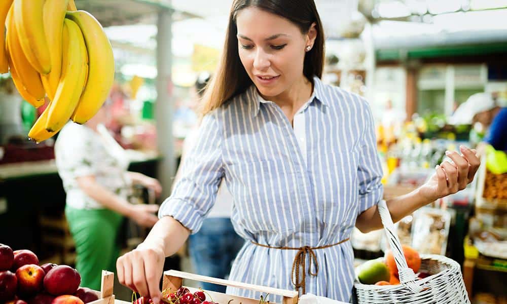 Eine Frau kauft auf dem Wochenmarkt ein