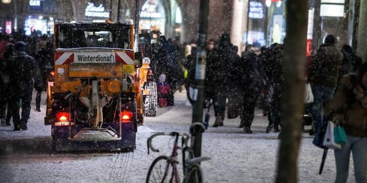 Kleinere Räumungsfahrzeuge des Winterdienstes in einer verschneiten Innenstadt