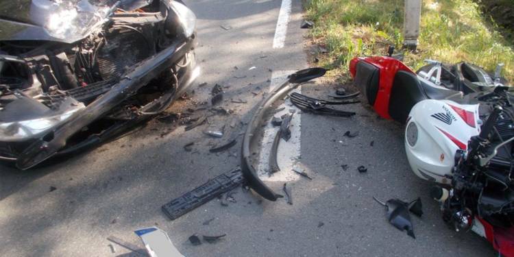 Der Peugeot und das Motorrad der Marke Honda wurden bei der Kollision schwer beschädigt. - © Polizei Stemwede
