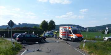 Der BMW des 44-jährigen Mannes aus Enger blieb schwer beschädigt auf der Kreuzung stehen. - © Polizei Hüllhorst