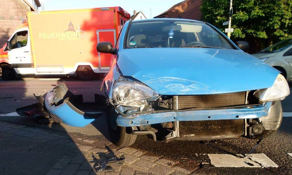 Der Opel Corsa des 31-jährigen Mannes aus Stadthagen war nach der Kollision nicht mehr fahrbereit. - © Polizei Porta-Westfalica