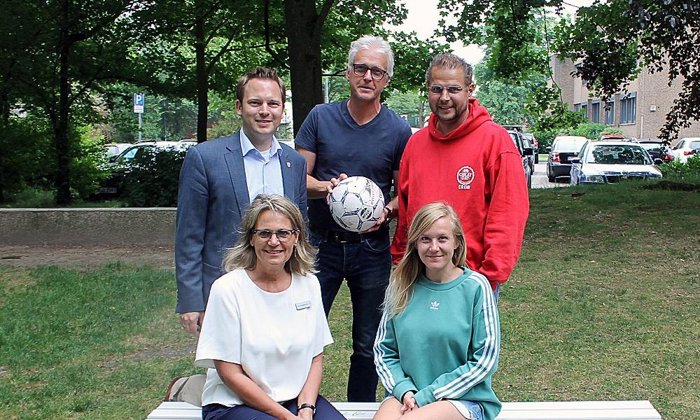 v.l. Anke Weinbrenner (Stadt Versmold), Bürgermeister Michael Meyer-Hermann freuen sich gemeinsam mit Frank Otte (Nova Events) sowie die Veranstalter Steffi Neumann und Marc Fox - © Stadt Versmold