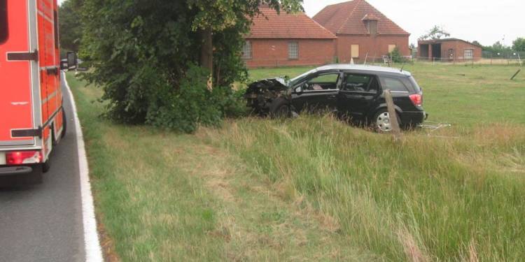 Der schwarze Opel der 51-Jährigen prallte mit der linken Fahrzeugfront gegen den Baum. - © Polizei Rahden