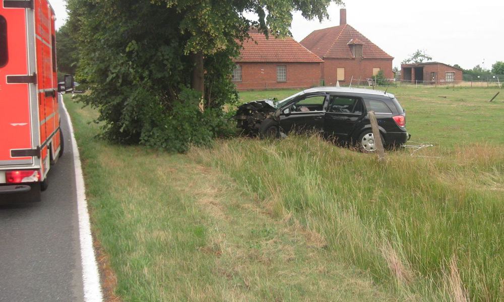 Der schwarze Opel der 51-Jährigen prallte mit der linken Fahrzeugfront gegen den Baum. - © Polizei Rahden