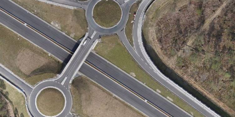 Der Autobahnanschluss 17 (Künsebeck) aus der Vogelperspektive. Aufgenommen hat das Foto eine Vermessungsdrohne des Kreises Gütersloh. Zur Orientierung: Unten am Bildrand geht es Richtung Bielefeld, oben rechts ist der Schnatweg zu sehen. - © Kreis Gütersloh