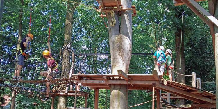 Eltern und Kinder konnten während des Nachmittags im Kletterpark ihren sonst stressigen Alltag vergessen und sich selbst ausprobieren. - © Stadt Rheda-Wiedenbrück