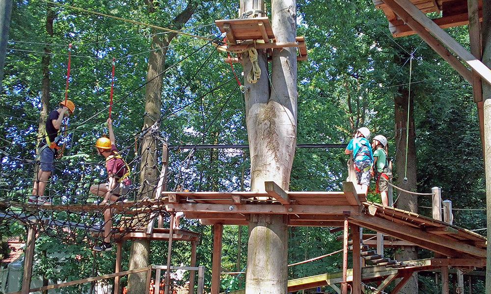 Eltern und Kinder konnten während des Nachmittags im Kletterpark ihren sonst stressigen Alltag vergessen und sich selbst ausprobieren. - © Stadt Rheda-Wiedenbrück