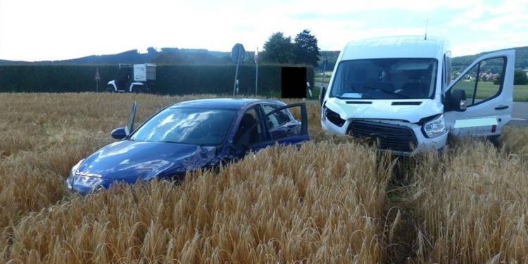Die beiden Fahrzeuge kamen nach der Kollision im Getreidefeld zum Stehen. - © Polizei Hüllhorst