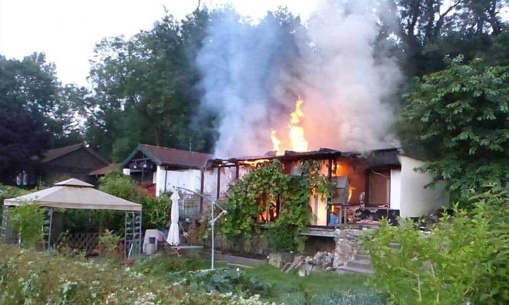 Helle Flammen und eine Rauchsäule waren in den Morgenstunden auf dem Kleingartengelände am Schwarzen Weg zu sehen. - © Polizei Minden