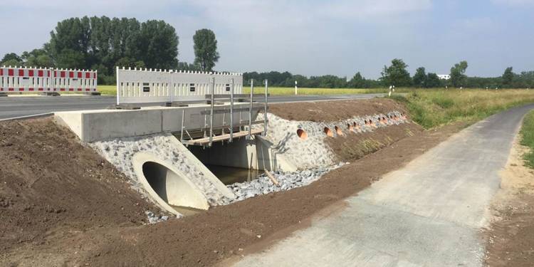 Die Flutbrücke an der Möhlerstraße ist fertig gestellt: Bei Hochwasser gibt es drei Arten von Durchlässen: Den großen rechteckigen, den danebenliegenden großen runden und die zwölf Rohre, die in die verfüllte alte Flutbrücke eingearbeitet worden sind. - © Kreis Gütersloh