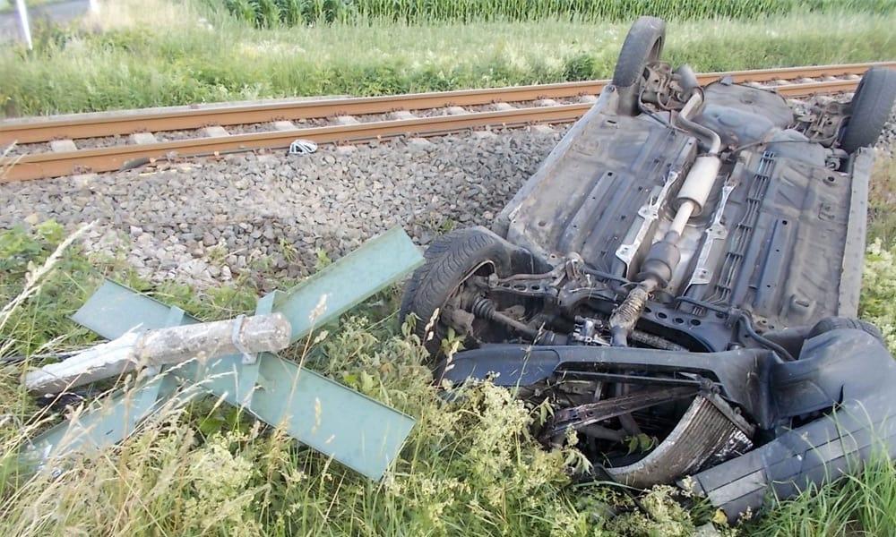 Nach der Kollision mit der Eurobahn landete das Auto auf dem Dach im Feld. - © Polizei Espelkamp