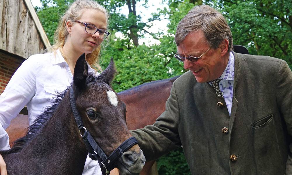 Fohlentaufe: Stephan Prinz zur Lippe gab dem Sennerfohlen aus der Zucht des LWL-Freilichtmuseums Detmold den Namen Xenia. Damit war das Fohlen ebenso einverstanden wie Luisa König, die im Museum ein Freiwilliges Ökologisches Jahr absolviert. - © LWL, Jähne