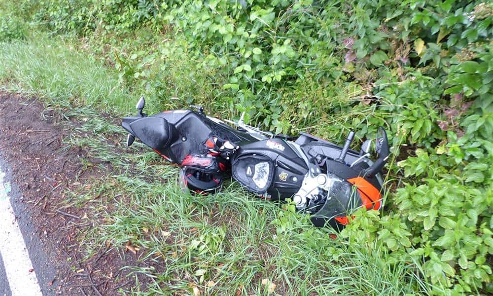 Das Leichtkraftrad der 16-Jährigen blieb leicht beschädigt im Straßengraben liegen. - © Polizei Porta Westfalica