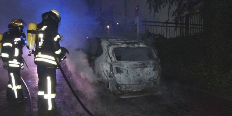 Die Feuerwehr löschte den Fahrzeugbrand in der Petersilienstraße. - © Polizei Minden