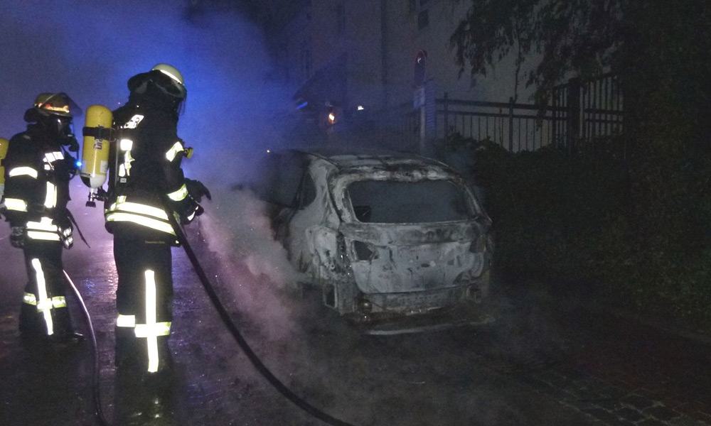 Die Feuerwehr löschte den Fahrzeugbrand in der Petersilienstraße. - © Polizei Minden