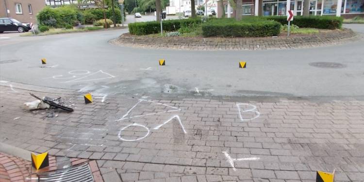 Die Polizei markierte nach dem Unfall die Spuren auf dem Asphalt im Kreisverkehr. - © Polizei Rahden