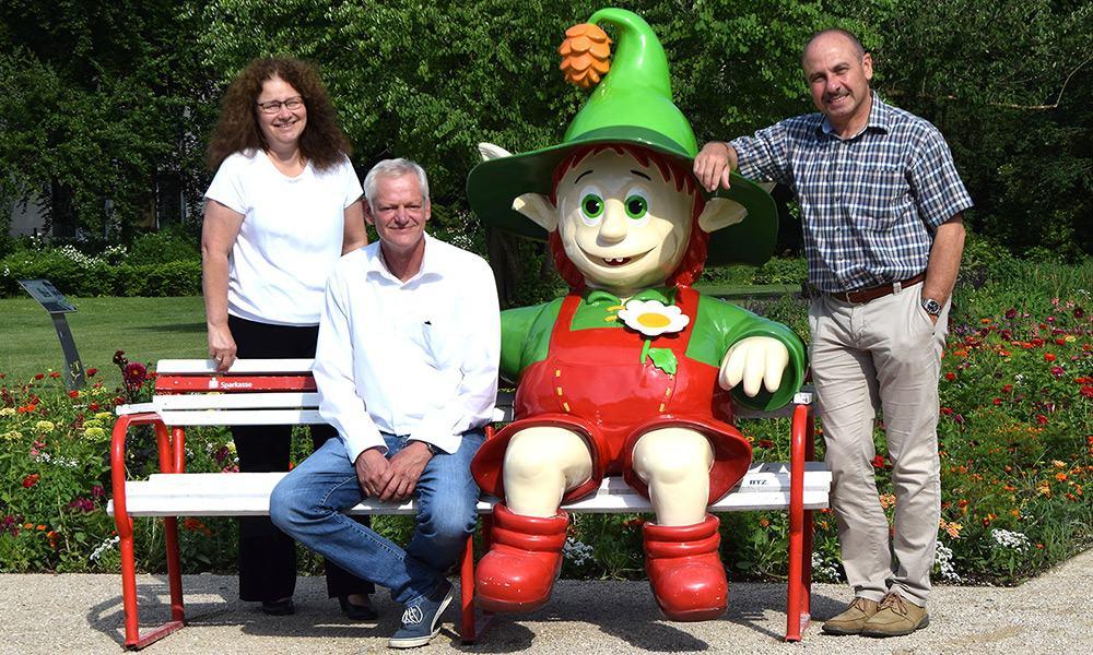 „Freude über das vorläufige Ergebnis der Landesgartenschau 2017, das den großen Erfolg zeigt (v.l): Landesgartenschau-Geschäftsführer Erika Josephs und Ferdinand Hüpping sowie Bürgermeister Andreas Bee.“ - © Gartenschau Bad Lippspringe