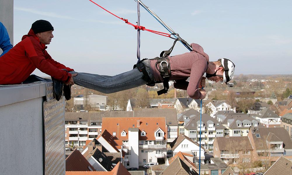 Das geschulte Team von schnurstracks betreut und sichert die Rathaus-Running-Teilnehmer beim Abstieg. - © Stadt Rheda-Wiedenbrück