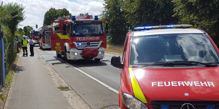 Die Feuerwehr Herford war mit 23 Einsatzkräften, 7 Feuerwehrfahrzeugen und einem RTW zur Löhner Straße zu einem Wohnungsbrand angerückt. - © Feuerwehr Herford