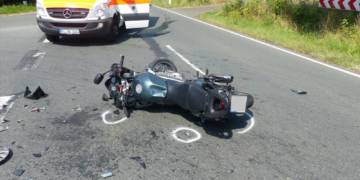 Das Motorrad des 58-Jährigen, eine Honda, blieb beschädigt auf der Mindener Straße liegen. Zudem lagen Trümmerteile verstreut auf der Fahrbahn - © Polizei Hüllhorst