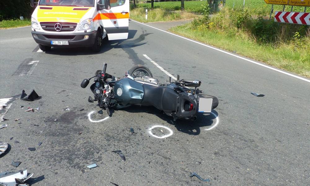 Das Motorrad des 58-Jährigen, eine Honda, blieb beschädigt auf der Mindener Straße liegen. Zudem lagen Trümmerteile verstreut auf der Fahrbahn - © Polizei Hüllhorst