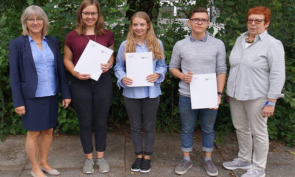 Susanne Tietje-Groß (Schulleiterin), Alexandra Bittner, Kim Laura Roszak und Tim Laurin Ecke, Sabine Andrée-Reimers (Stufenleiterin) - © Hanse Berufskolleg