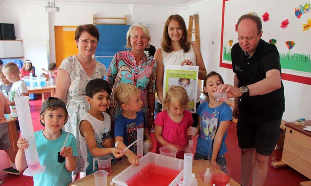 Kleine Forscherinnen und Forscher aus dem evangelischen Kindergarten Bunte Welt in Rheda-Wiedenbrück mit (v.l.): Marlies Stüker, Osthushenrich-Stiftung, Ingrid Weitzel, Bildungsbüro des Kreises Gütersloh, Kim Nadine Ortmeier, Koordinierungsstelle Energie und Klima des Kreises Gütersloh, sowie Reinhard Stükerjürgen, Workshop -Team. - © Kreis Gütersloh