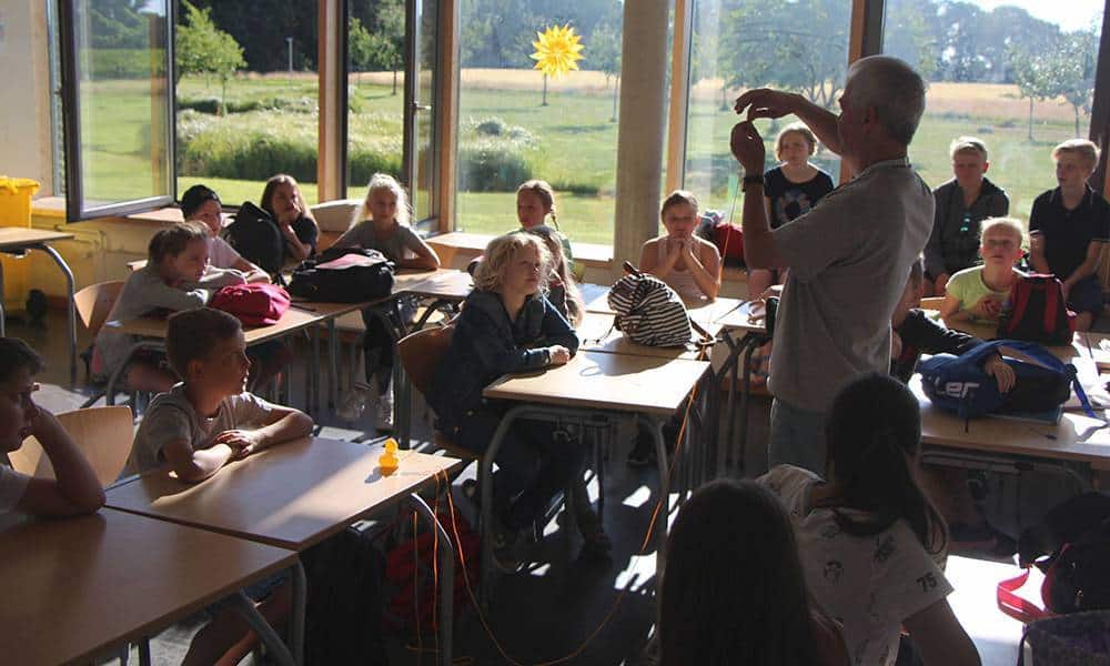 Am Quietscheentenmodell erklärte Ulrich Bever den Kindern, dass für das Orten einer Position per GPS mindestens drei Satelliten notwendig sind. - © Kreis Gütersloh