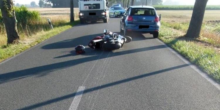 Beim Sturz zog sich der Kradfahrer schwer Verletzungen zu. - © Polizei Stemwede