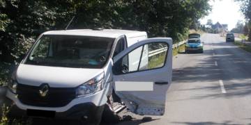 Der Renault kam nach dem Unfall in der Leitplanke zum Stehen - © Polizei Hüllhorst