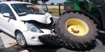 Bei der Kollision brach die Vorderachse des Traktors. Die Front des Ford Ka wurde ebenfalls erheblich beschädigt - © Polizei Espelkamp