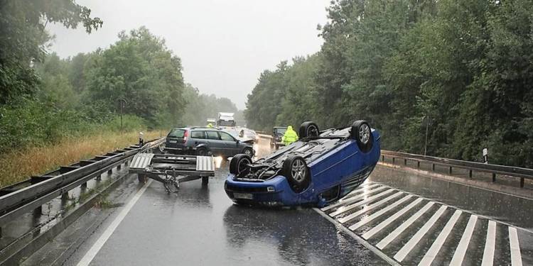 Der Autotransport endete mit Totalschäden und blockierte die B1 - © Polizei Paderborn