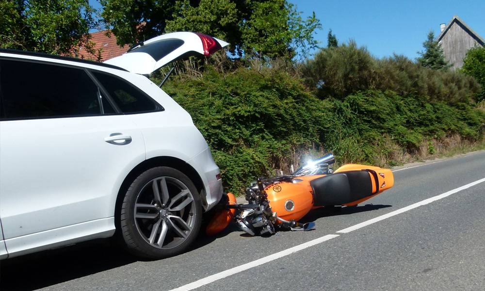 Das Motorrad, eine Yamaha, war auf der Weserstraße in Eisbergen gegen das Heck eines Audis geprallt. - © Polizei Porta Westfalica