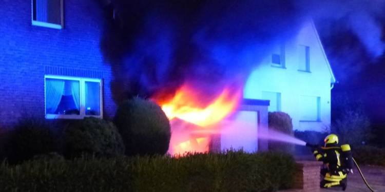 Helle Flammen und schwarzer Rauch stiegen aus der Garage an der Valdorfer Straße auf. - © Polizei Bad Oeynhausen