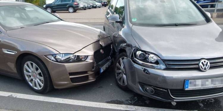 Die beim Abbiegen stieß der Golf mit dem Jaguar zusammen - © Polizei Bad Oeynhausen