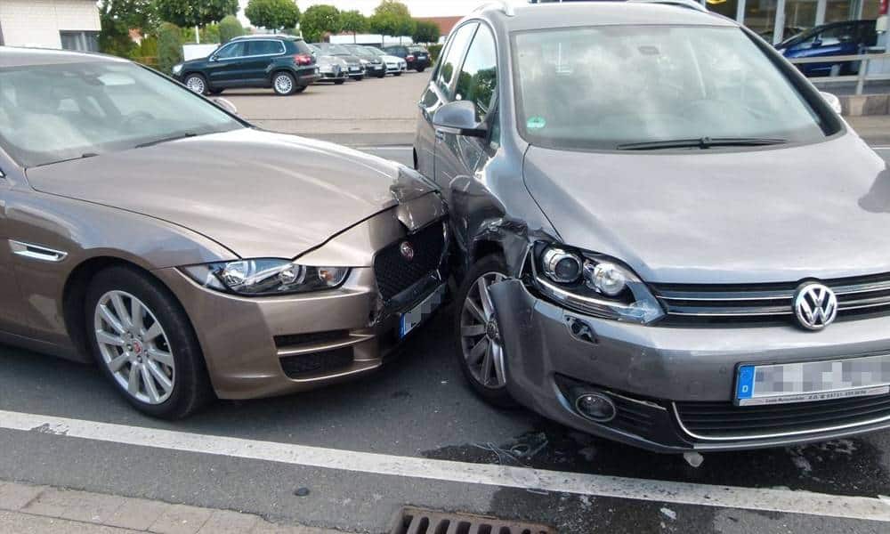 Die beim Abbiegen stieß der Golf mit dem Jaguar zusammen - © Polizei Bad Oeynhausen