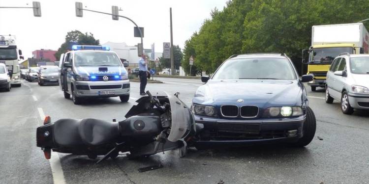Bei der Kollision wurde der 57-jährige Motorradfahrer aus Bielefeld leicht verletzt. - © Polizei Bad Oeynhausen