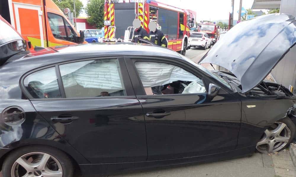 Die Fahrt des BMW-Fahrers endete an einer Hauswand. - © Polizei Bad Oeynhausen