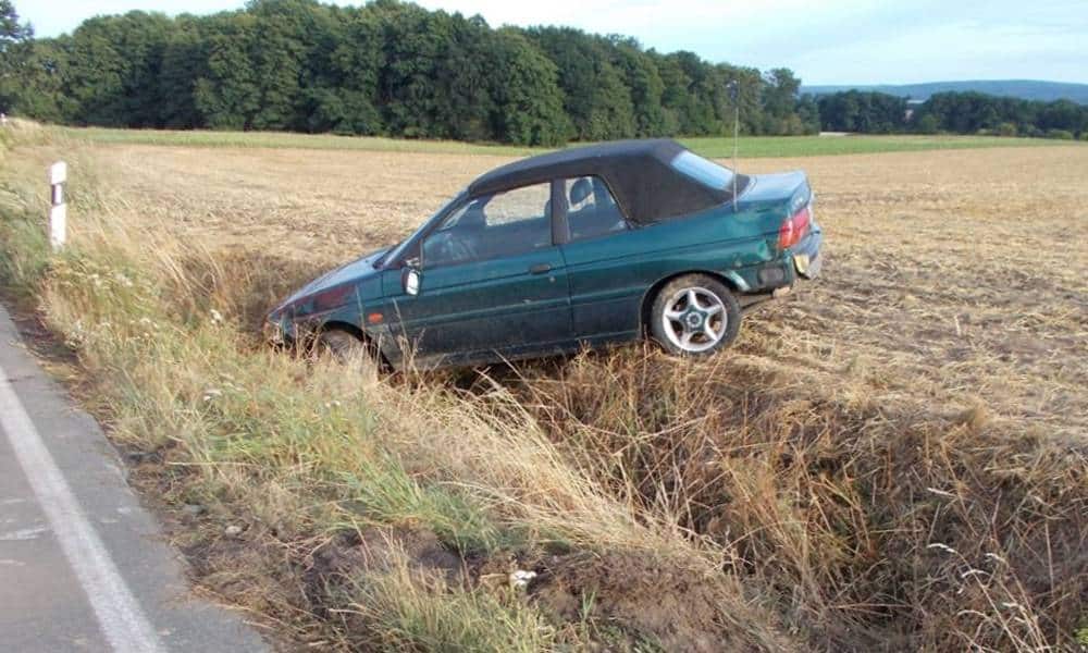 Der junge Fahrer kam von der Straße ab und überschlug sich mit dem Wagen - © Polizei Porta Westfalica