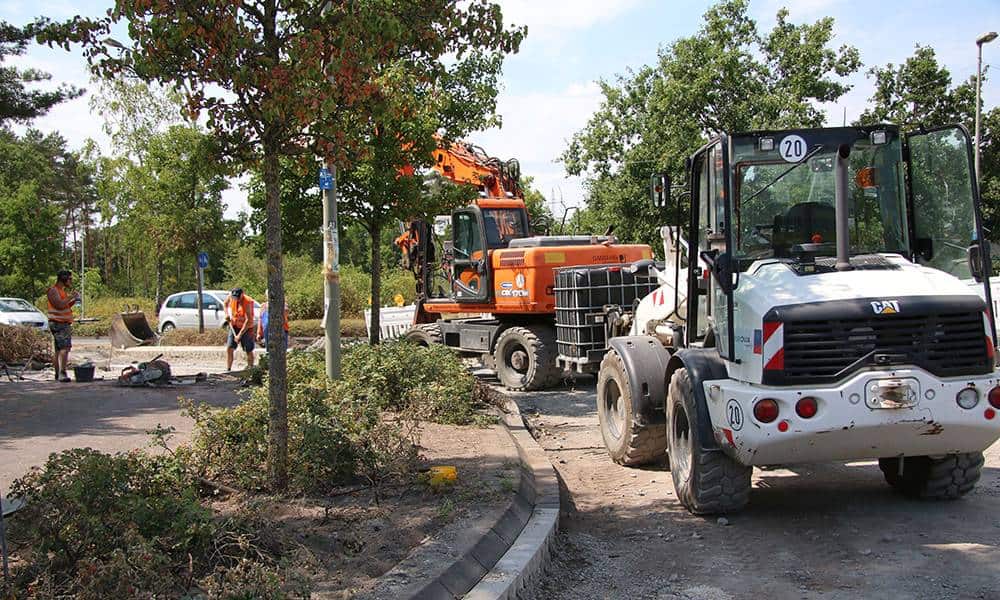 Nach dem Wochenende ist diese Hälfte des Kreisverkehrs wieder befahrbar, die Baustelle verlagert sich auf die andere Seite. - © Kreis Gütersloh