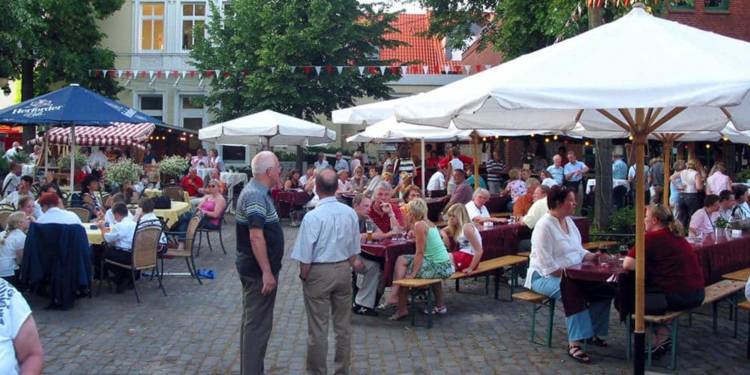 Weinfest auf dem Doktorplatz - © Stadt Rheda-Wiedenbrück