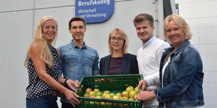 Am Friedrich-List-Berufskolleg freuen sich Silke Arndt, Arne Birkner, Vanessa Heitbreder (FLB), Marius Tönsmann (Kreis Herford) und Birgit Grimm (Obsthof Otte) über die Vitamine. - © Kreis Herford