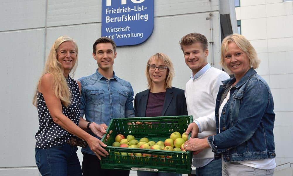 Am Friedrich-List-Berufskolleg freuen sich Silke Arndt, Arne Birkner, Vanessa Heitbreder (FLB), Marius Tönsmann (Kreis Herford) und Birgit Grimm (Obsthof Otte) über die Vitamine. - © Kreis Herford