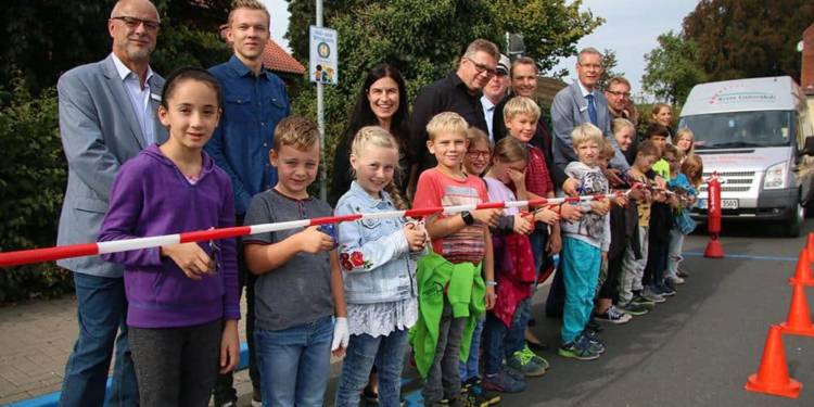 Einweihung der Elterntaxi-Hol- und Bringzone an der Gartenstraße in Halle (Westf.). Von dort können die Schülerinnen und Schüler der Lindenschule, die bisher bis vor die Tür per Auto gebracht worden waren, die 250 Meter bis zur Schule zu Fuß zurücklegen. - © Kreis Gütersloh