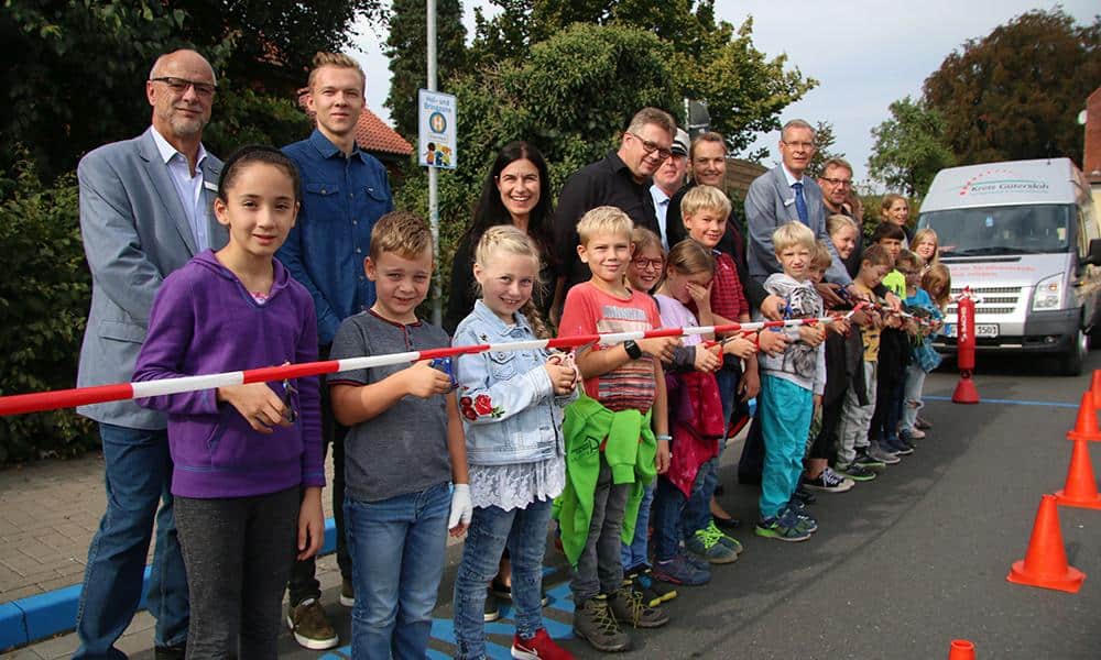 Einweihung der Elterntaxi-Hol- und Bringzone an der Gartenstraße in Halle (Westf.). Von dort können die Schülerinnen und Schüler der Lindenschule, die bisher bis vor die Tür per Auto gebracht worden waren, die 250 Meter bis zur Schule zu Fuß zurücklegen. - © Kreis Gütersloh