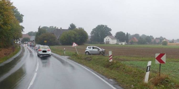 Auto geriet in den Graben und überschlug sich. - © Polizei Preußisch Oldendorf