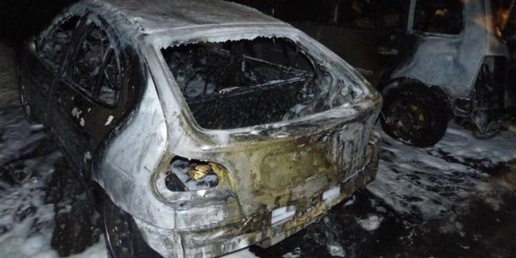 Die Flammen erfassten auch einen Renault. - © Polizei Porta Westfalica