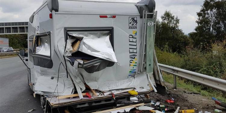 Das völlig zerstörte Wohnmobil drehte sich einmal um die eigene Achse und blieb schließlich an der Seitenleitplanke stehen. Der Fahrer wurde glücklicherweise nur leicht verletzt. - © Feuerwehr Herford