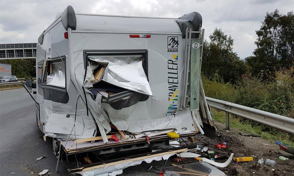 Das völlig zerstörte Wohnmobil drehte sich einmal um die eigene Achse und blieb schließlich an der Seitenleitplanke stehen. Der Fahrer wurde glücklicherweise nur leicht verletzt. - © Feuerwehr Herford